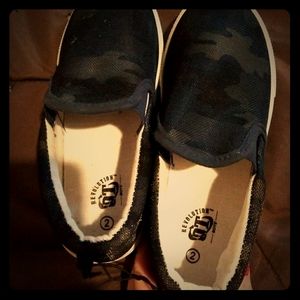 Revelation boys shoes size 2